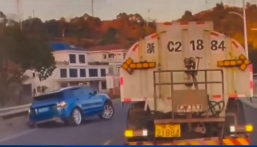 溫州有洗街車灑水時會避開「阿Sir」但無視路人，遭外界批評雙重標準。抖音