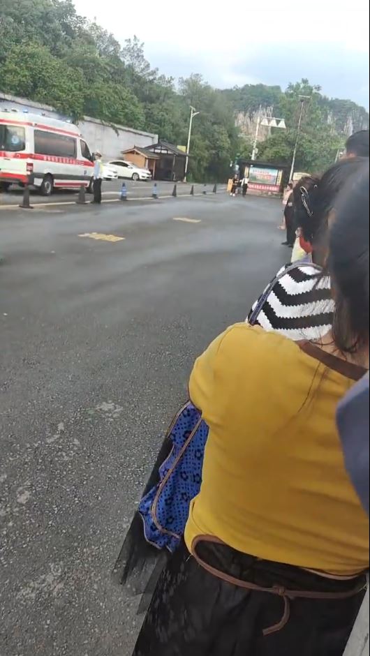 大批救援車輛趕抵現場。微博@張佳ZHJ 大批救援車輛趕抵現場。微博@張佳ZHJ