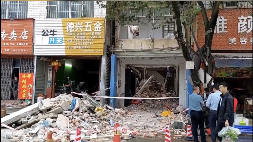 广西老民房重建 拆除时倒塌1死1伤。 中新社