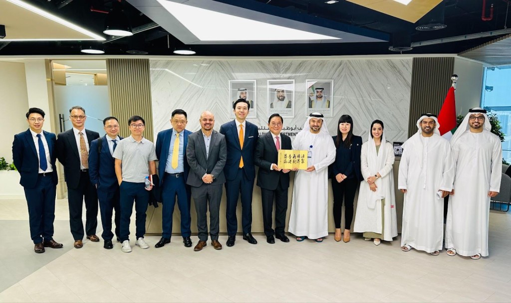 代表團與阿布扎比投資辦公室的代表合照。資料圖片