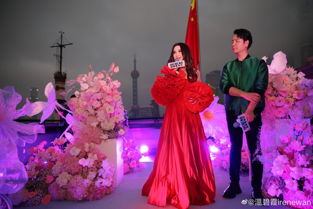 温碧霞去年底在上海为自己品牌搞大型发布会。