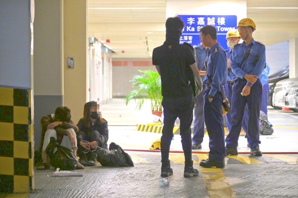 理大仍然有示威者留守,亦有人不適送院。