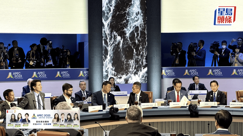 習近平場內兩度主動與陳茂波說話，並鄰而坐交談約4分鐘。