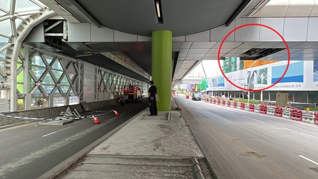 红圈为6月19日同一地点反方向被吊臂车撞毁的桥底金属板，迄今仍未重新安装新组件。刘汉权摄