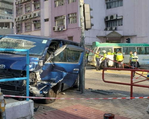 小巴與貨車相撞。