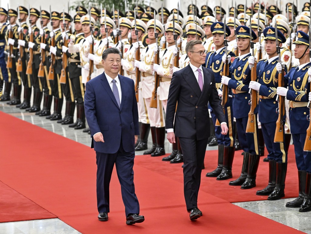 会谈前，习近平在人民大会堂北大厅为斯图布举行欢迎仪式。 新华社