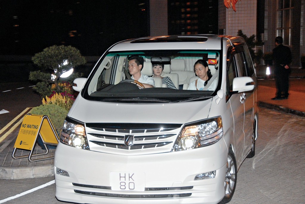 謝賢曾擁有一個「HK80」的車牌。