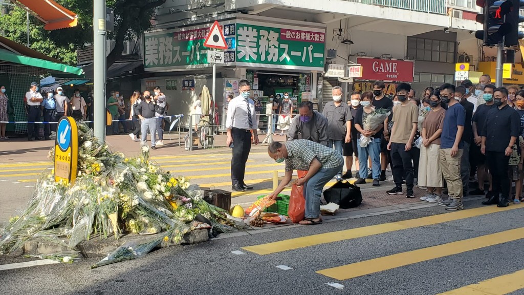 車禍死者的家人及親友在場拜祭，神情哀傷。