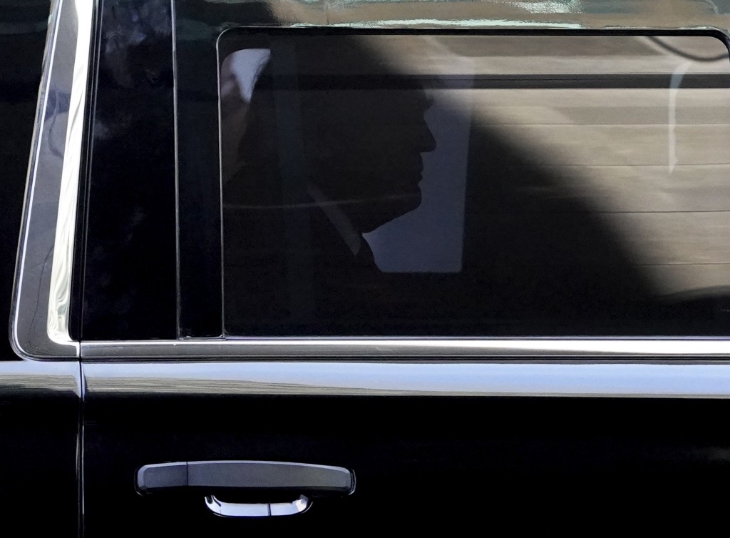 特朗普乘坐SUV专车，在纽约市警察局护送的车队下，抵达特朗普大楼。AP