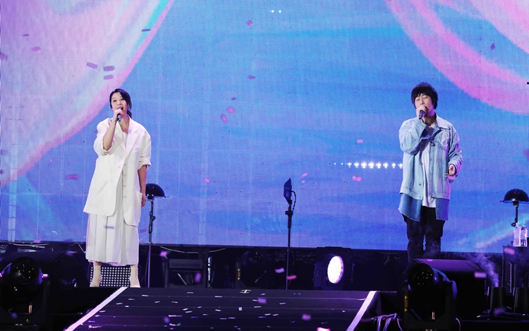劉若英與五月天合唱新歌《所有相愛的人啊》。