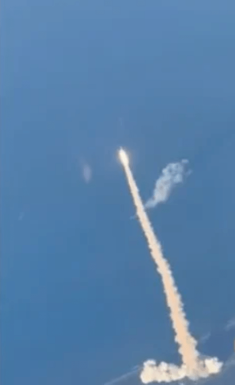 画面中，太空船仿佛近在咫尺，与平时NASA的地面直播相比，观感更为震撼。社交平台X图片