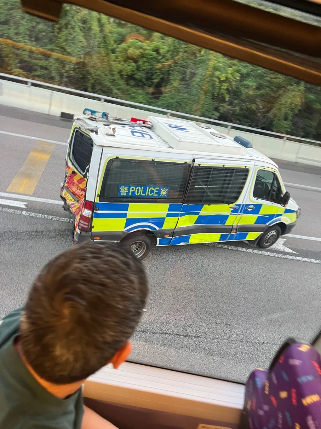 警車嚴重損毀。小紅書圖片 警車嚴重損毀。小紅書圖片