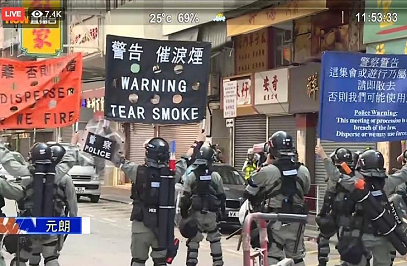 防暴警察舉起黑旗。Now新聞截圖