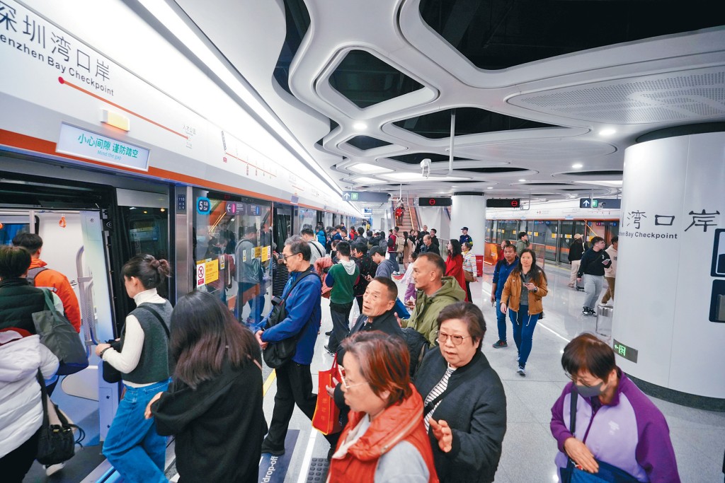 連接深圳灣口岸的13號線通車,港人今後到南山更方便,毋須轉乘巴士或的士。
