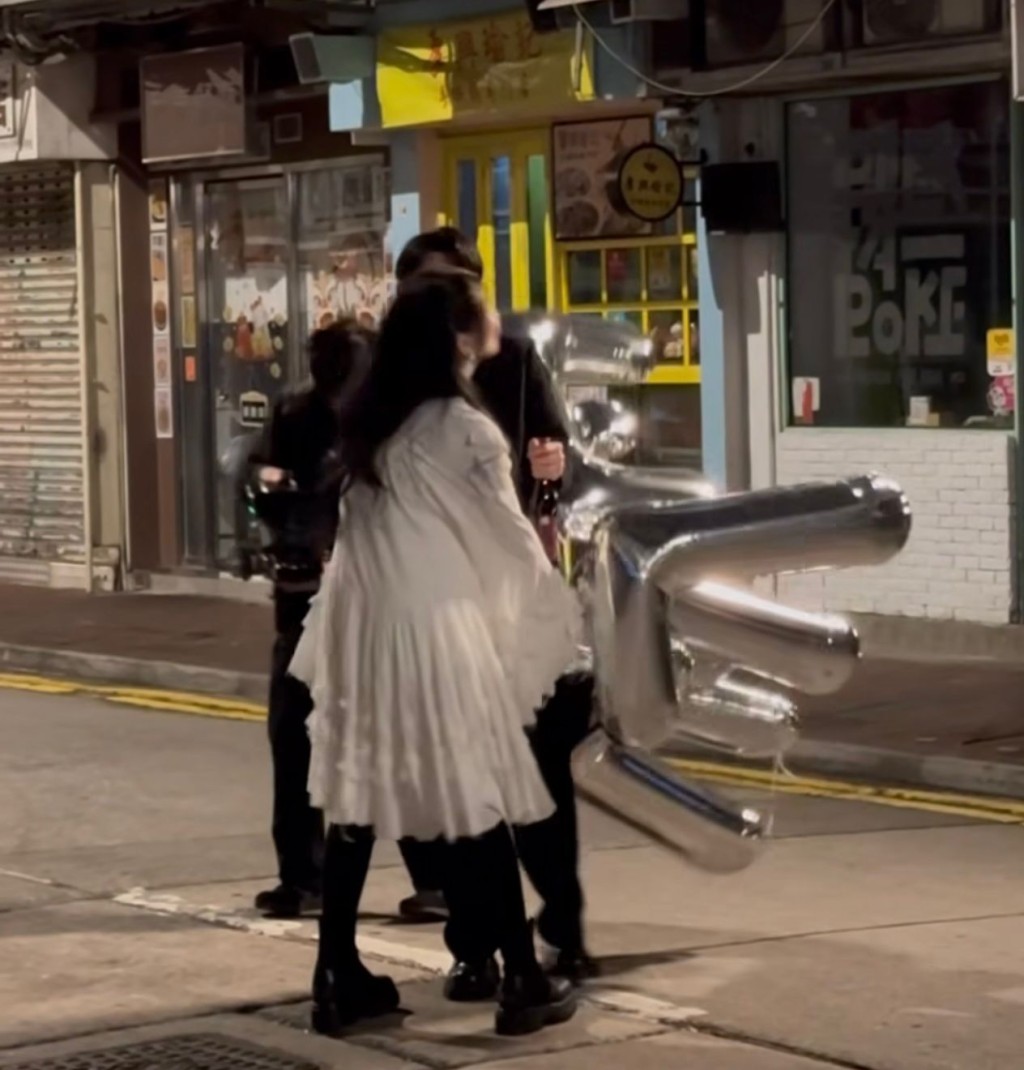 MV其中一幕是Gigi與男主角在街上，拿着一支酒及多個英文字母的氣球。