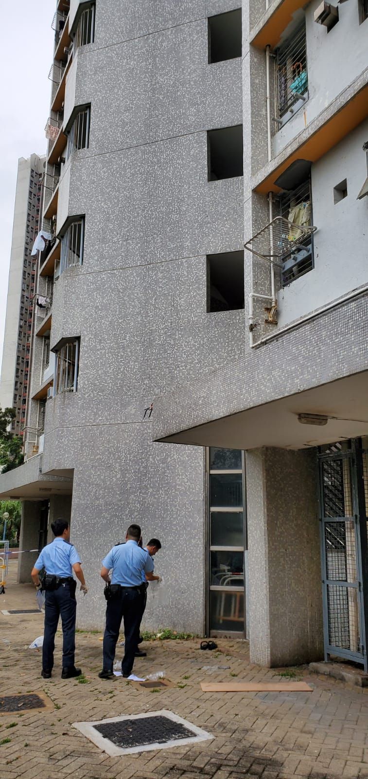 在現場檢獲相信為事主遺下的拖鞋及手提電話。