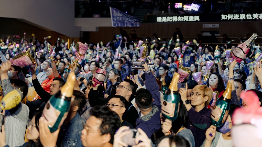有近千名歌迷同杨千嬅庆生。