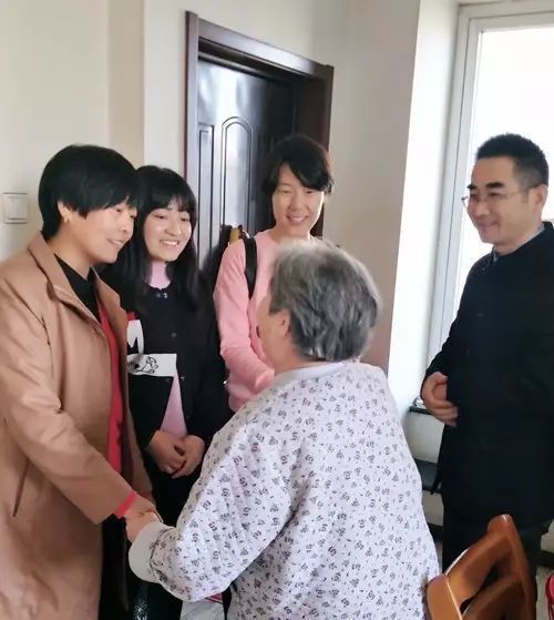 祖母患有腿疾，連接送小雨上學也成問題，十分感激家長們幫助。