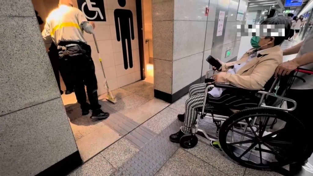 年輕情侶在佔領殘廁1小時後離開，門外已有多人苦等多時。新京報
