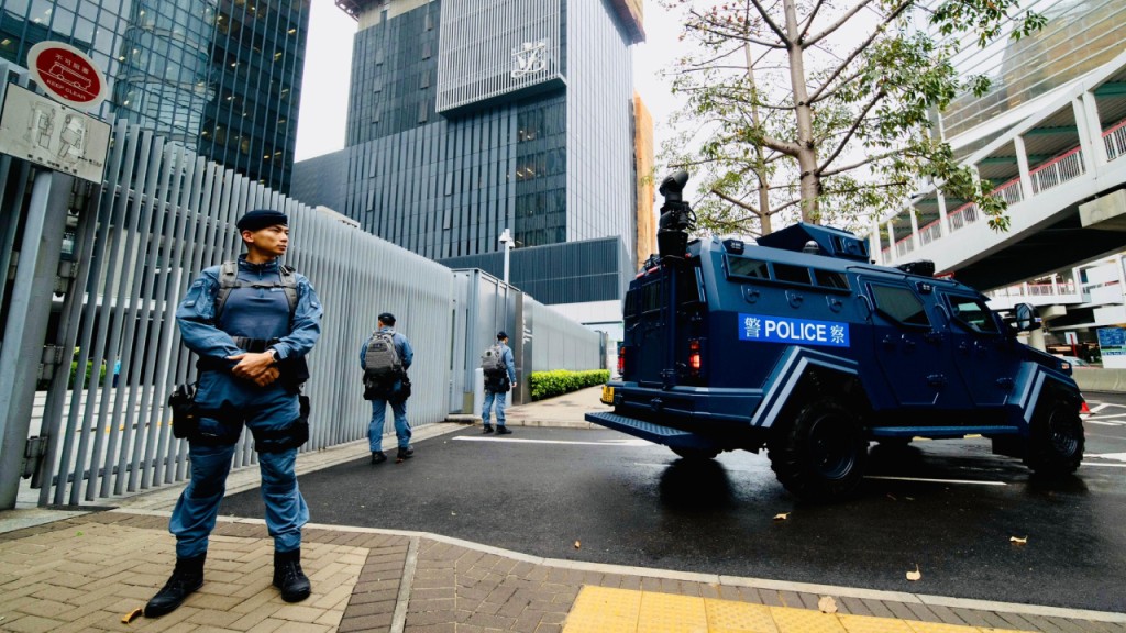 警方反恐特勤隊部署裝甲車 各區高姿態巡邏維持治安