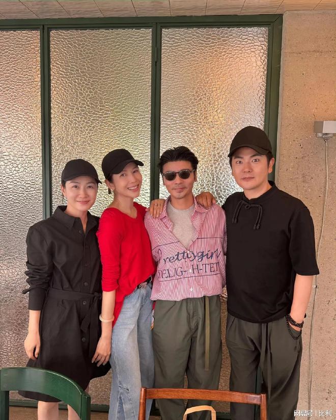蔡少芬側身緊靠老公張晉,二人都面帶微笑,婚姻現暗湧傳聞不攻自破。 蔡少芬側身緊靠老公張晉,二人都面帶微笑,婚姻現暗湧傳聞不攻自破。