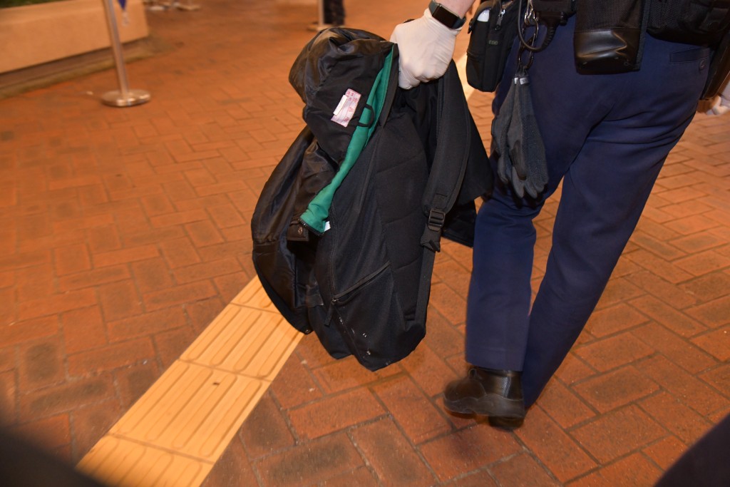 警方捡走少年的校褛及书包。(徐裕民摄)