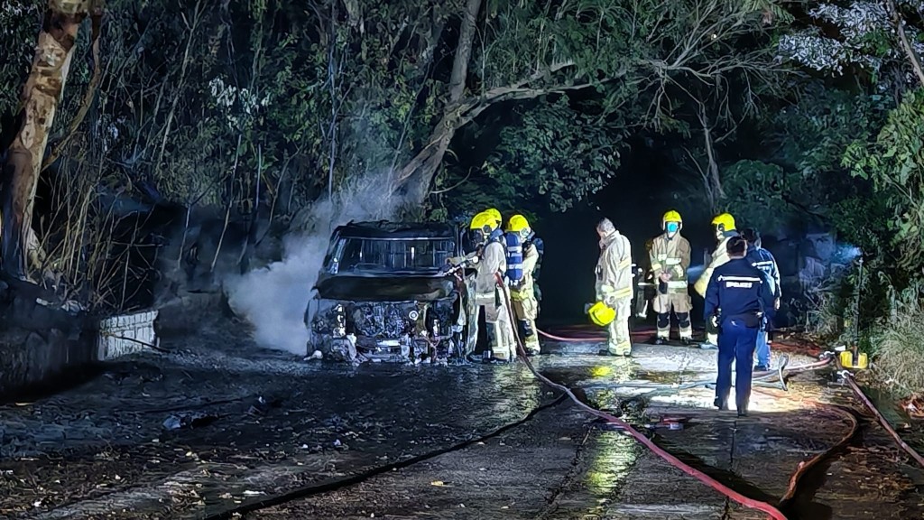 一輛疑似貨VAN和一輛載有密斗小貨車陷火海，消防拖喉灌救。蔡楚輝攝