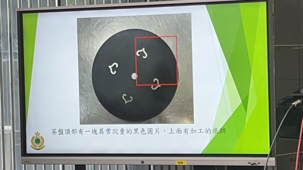 海關刮走塗層後見到銀色金屬，化驗後證實3成為金、7成為銀的金銀合金圓片。