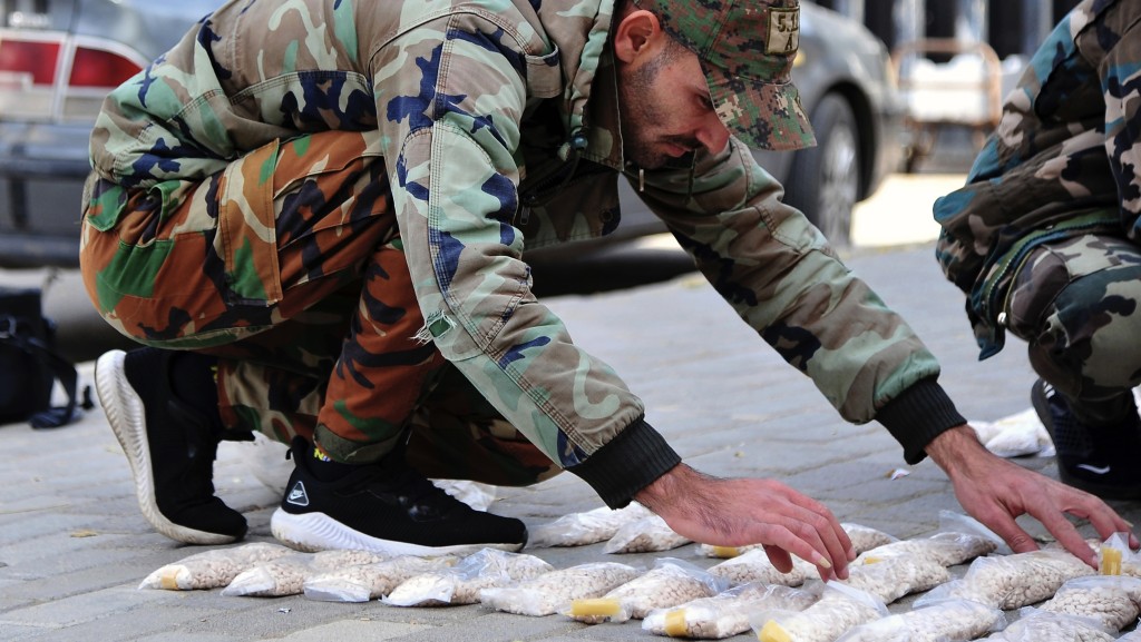 敍利亞士兵在大馬士革農村地區展示檢獲的Captagon藥丸。 美聯社