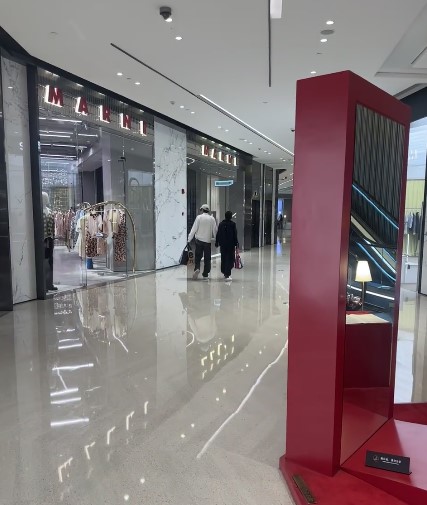 梁家輝早前和太太一齊行名店拍拖。 梁家輝早前和太太一齊行名店拍拖。