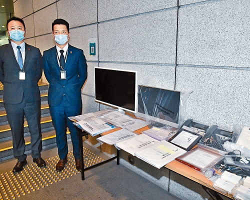 ■總督察鄧國軒(右)展示搜獲的騙案證物。