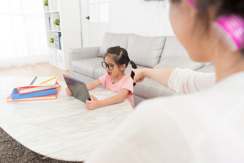 天氣影響孩子情緒外,亦會影響照顧者的情緒。(資料圖片) 天氣影響孩子情緒外,亦會影響照顧者的情緒。(資料圖片)