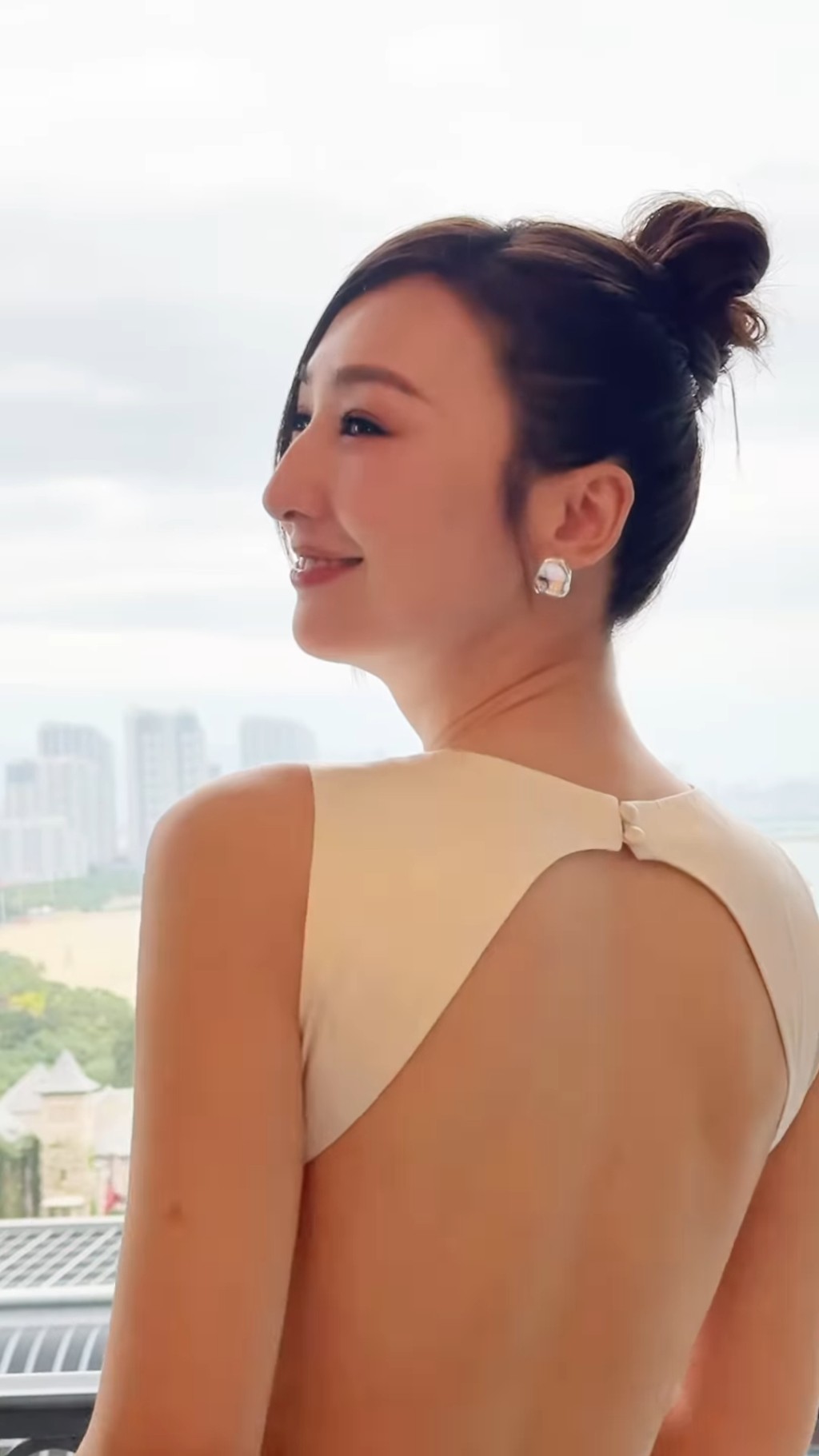 白滑玉背简直令人喷血。 白滑玉背简直令人喷血。