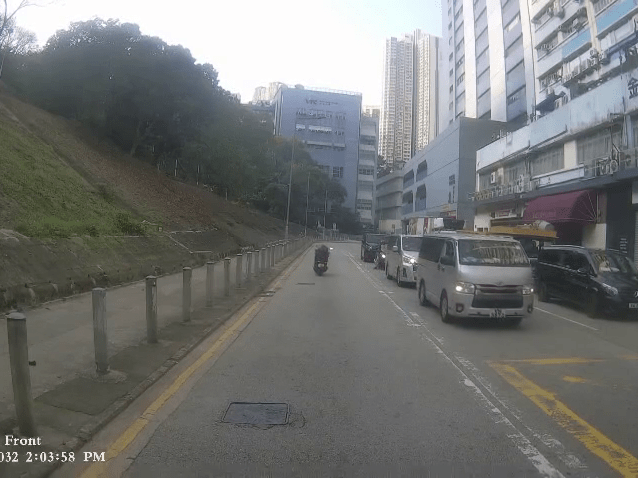 鐵騎士隨後揚長而去，離開時沒有戴頭盔，車速甚快。