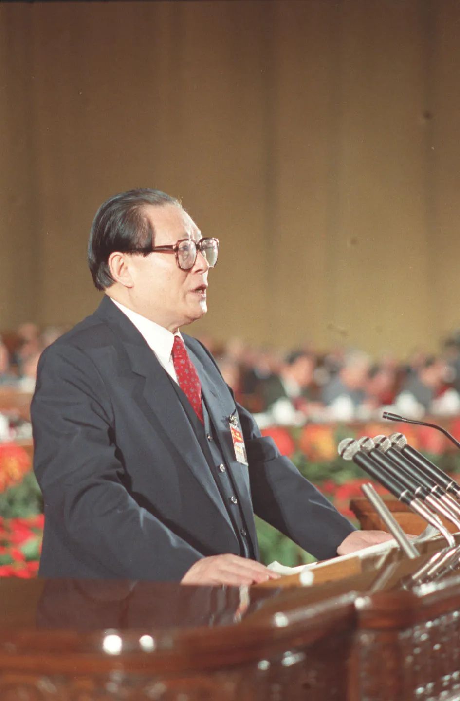 1992年江泽民代表第13届中央委员会作报告。新华社
