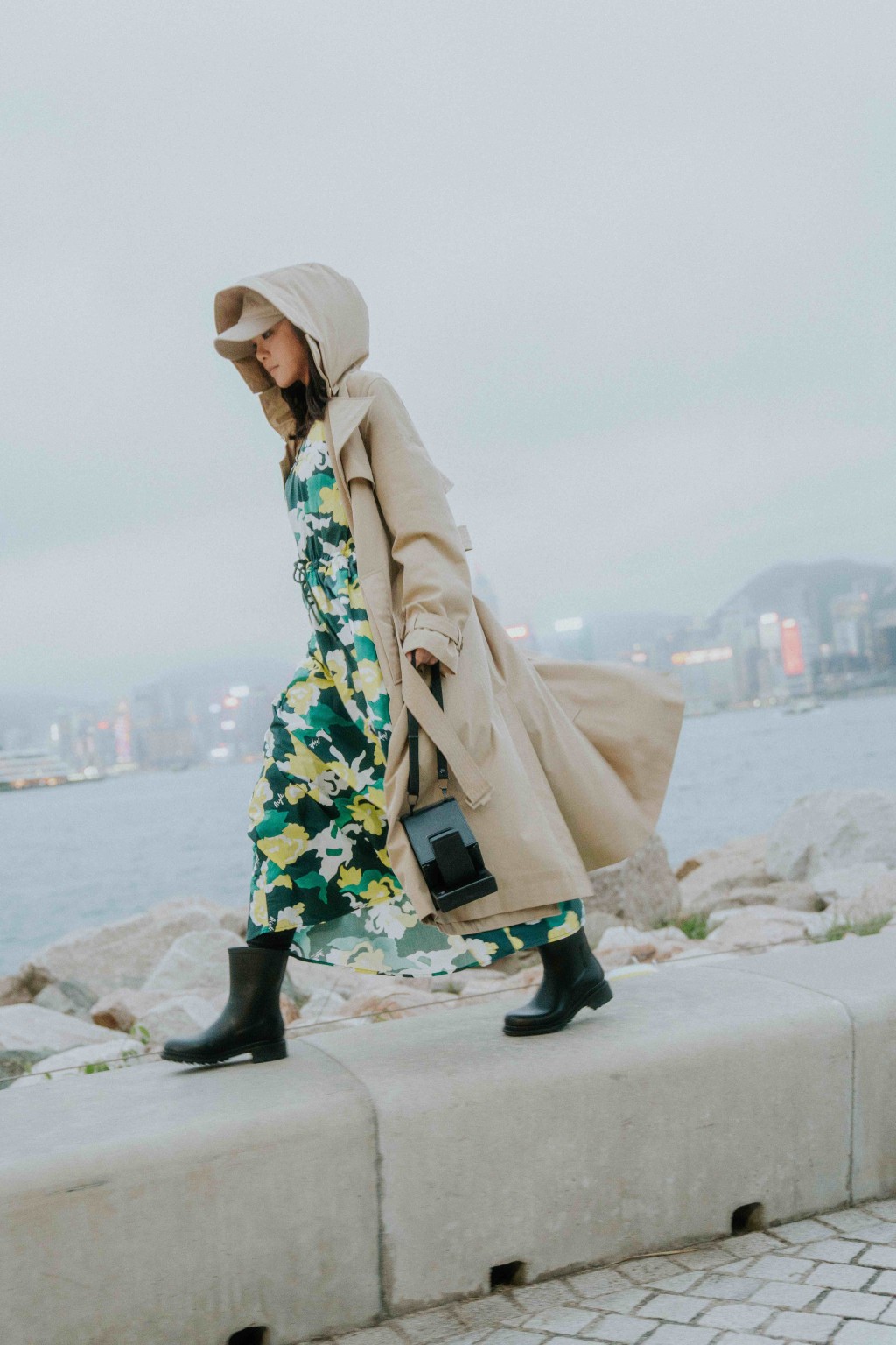 攝影師與旅行家小雲（Karen Tang）以新系列的長身防水Trench Coat/$3,880，配襯有機棉印花連身裙/$2,280及天然手工橡膠靴/$2,280。