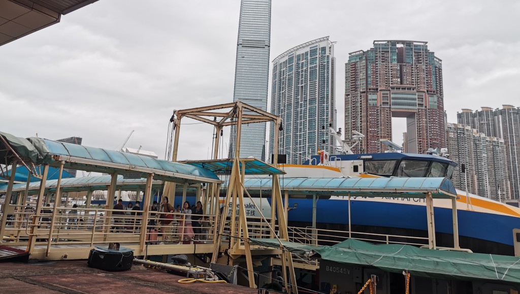 這班珠海來港的快船,疑有人「偷渡」延誤了一小時抵港。蘇懷真攝