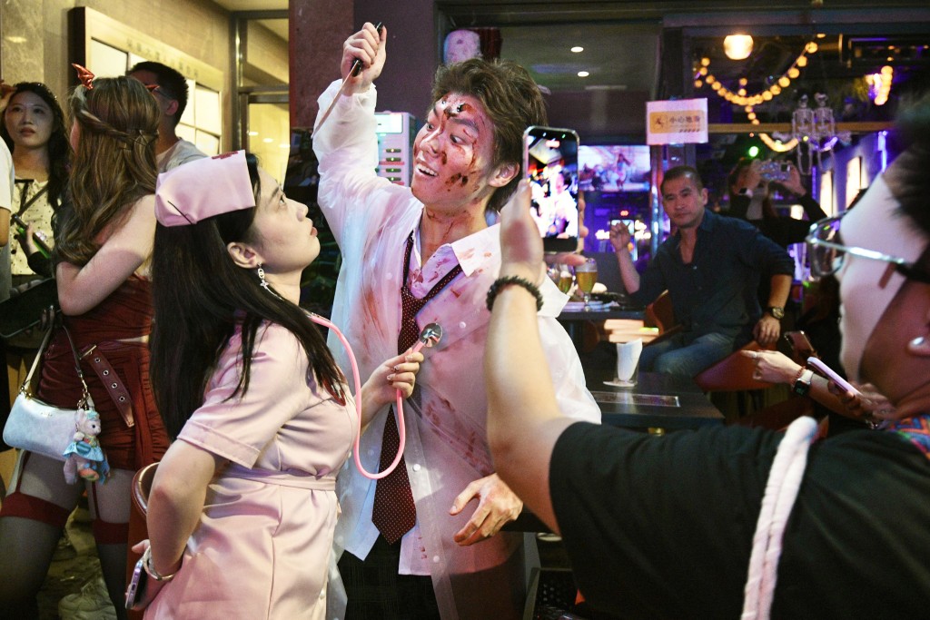 俏護士似乎甚麼都不怕。 俏護士似乎甚麼都不怕。