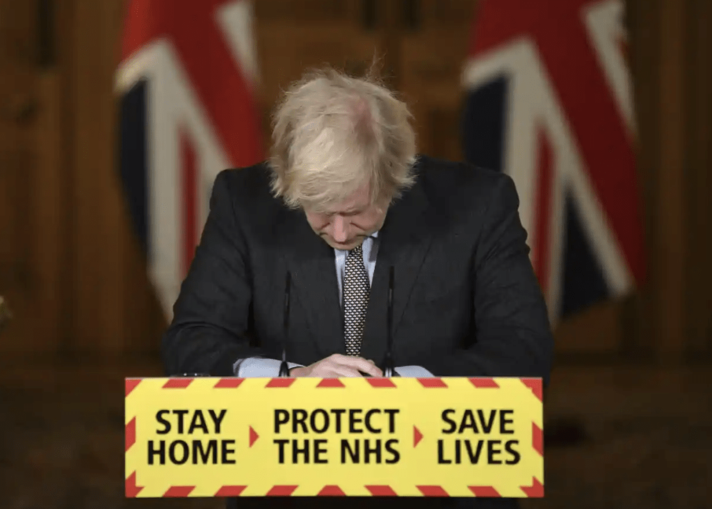 报告批评时任首相约翰逊领导的政府决策长期处于混乱状态，影响全国抗疫部署。美联社
