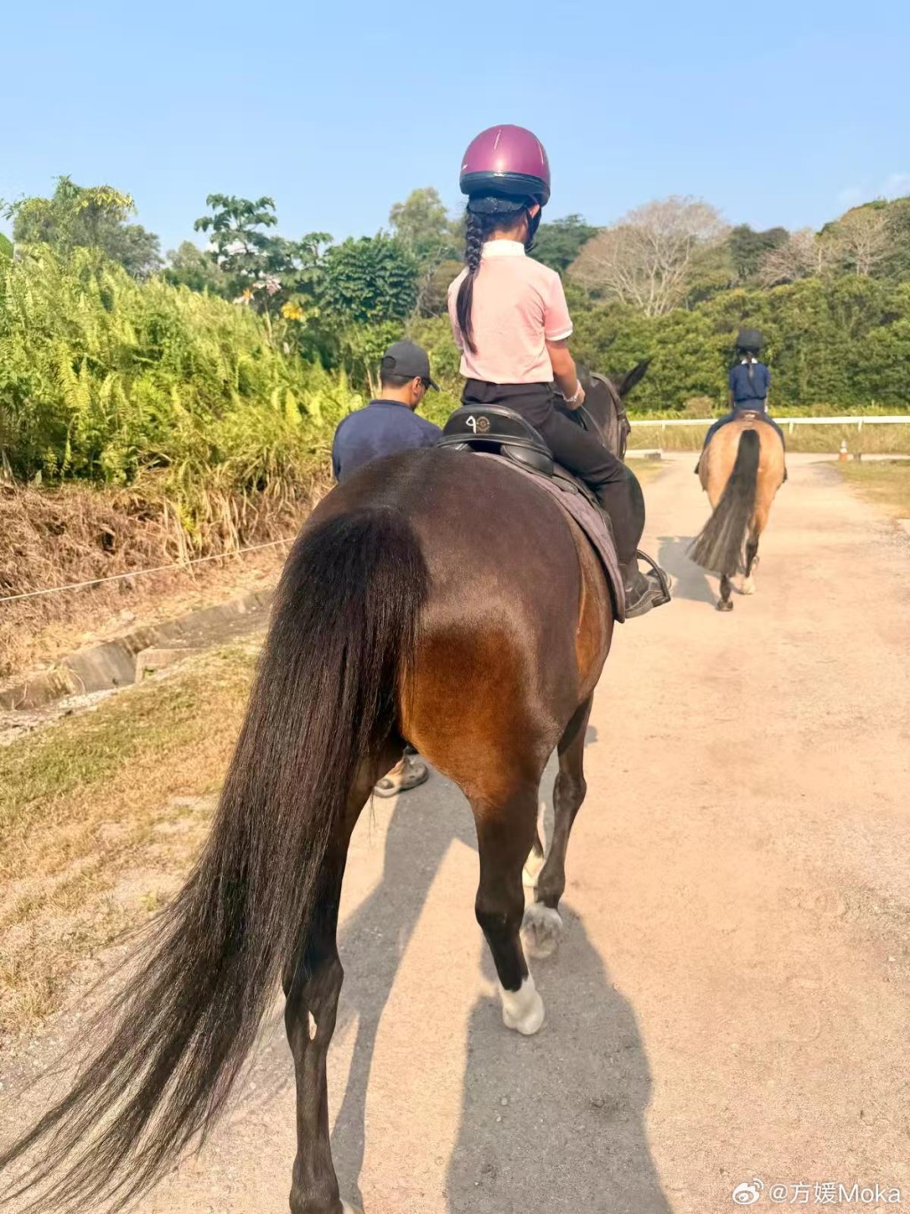方媛跟在騎馬的女兒身後拍攝。