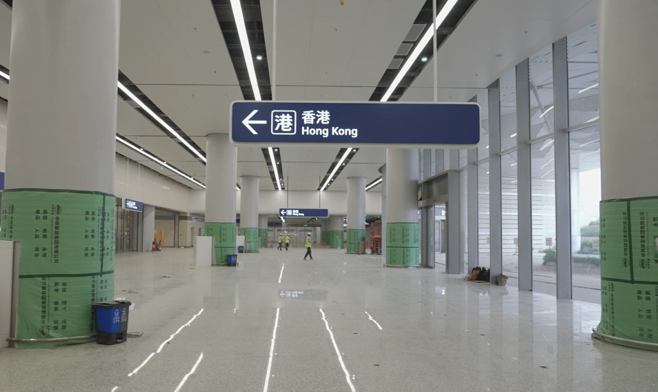 新皇崗口岸聯檢大樓內部設施已處「收尾」階段。深圳衛視 新皇崗口岸聯檢大樓內部設施已處「收尾」階段。深圳衛視