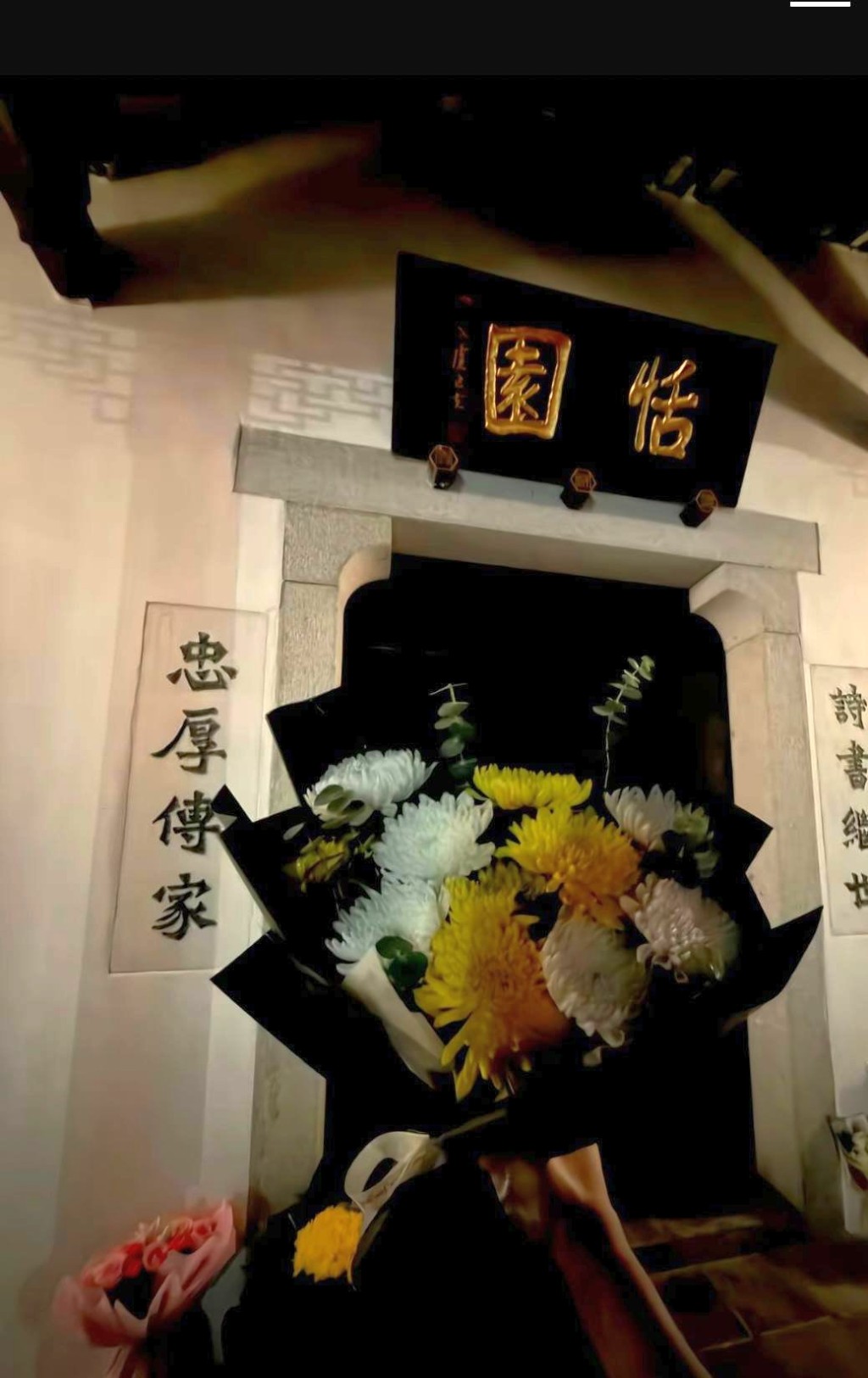有民眾前往位於湖南長沙的朱鎔基祖居「恬園」門前獻花悼念。 X.com 有民眾前往位於湖南長沙的朱鎔基祖居「恬園」門前獻花悼念。 X.com