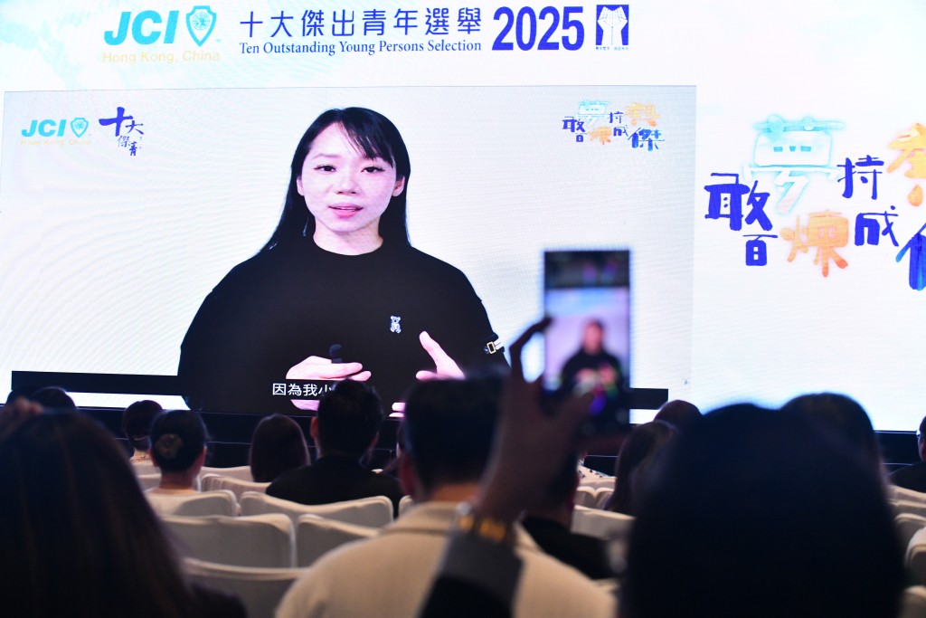 劉慕裳當選2025十大傑出青年，以視象現身。盧江球攝