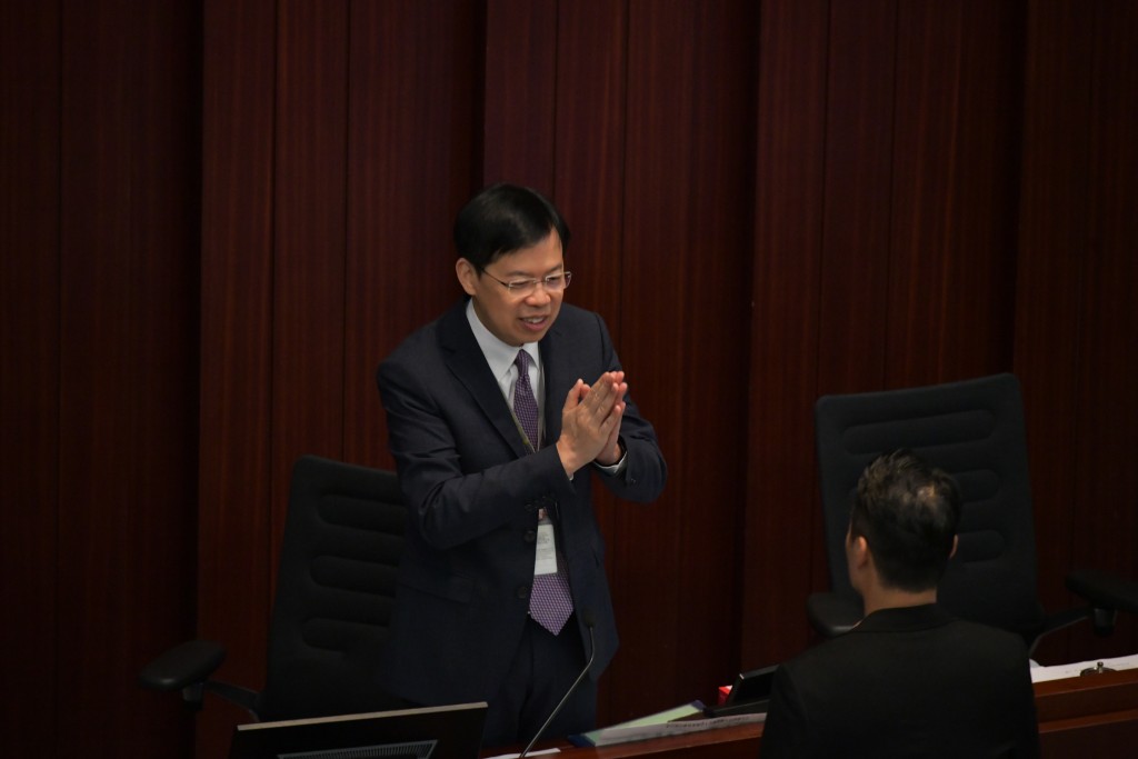 在會議發言前，財委會主席陳振英要求議員申報利益。禇樂琪攝