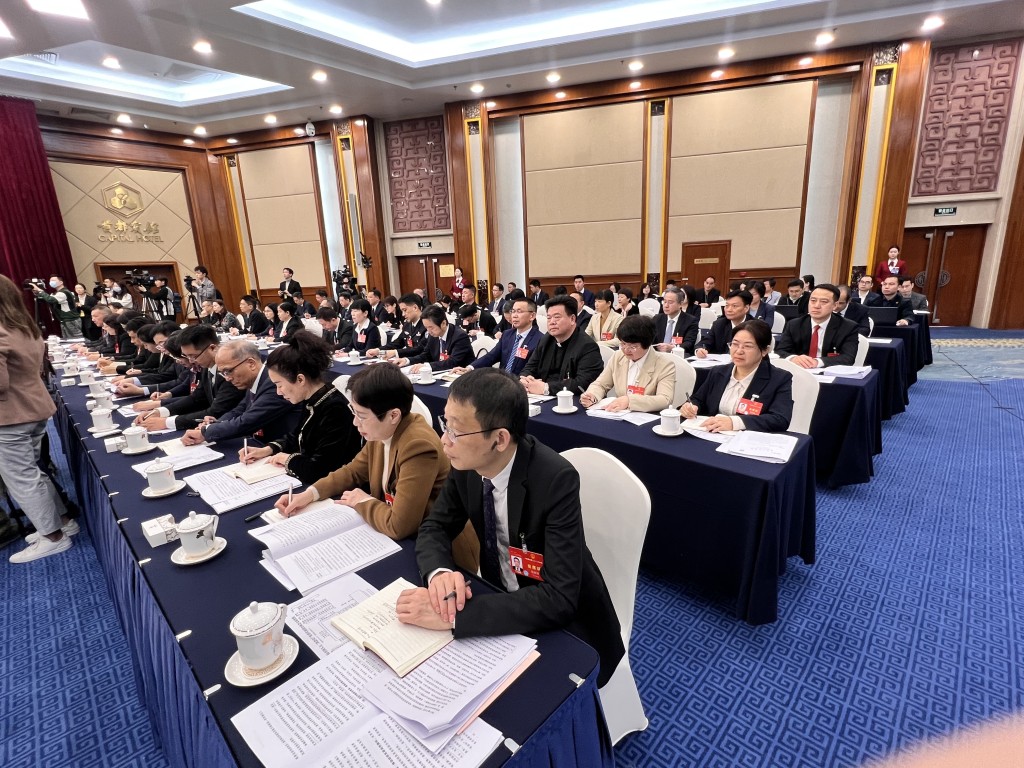 广东省人大代表团早上在北京召开全体会议，审议政府工作报告等。郭咏欣摄
