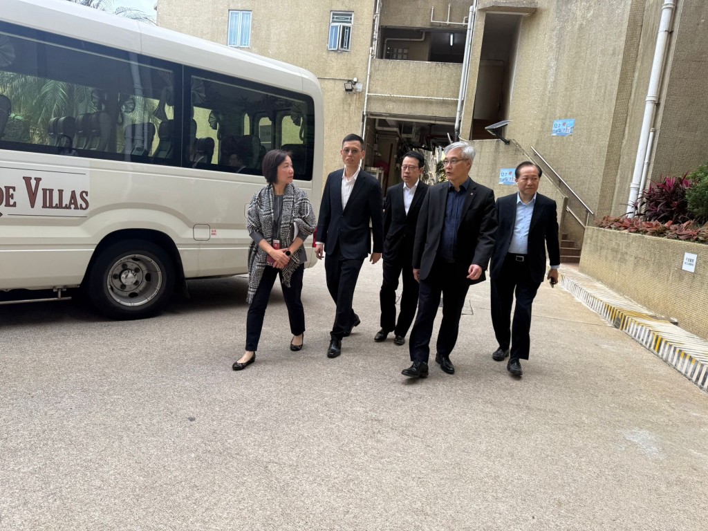 房協主席凌嘉勤、行政總裁陳欽勉同管理層到「策誠軒」視察準備工作。 房協主席凌嘉勤、行政總裁陳欽勉同管理層到「策誠軒」視察準備工作。