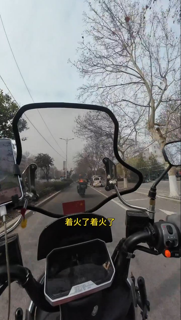 許先生從後大叫追趕著火騎手。抖音@多哆飼養員