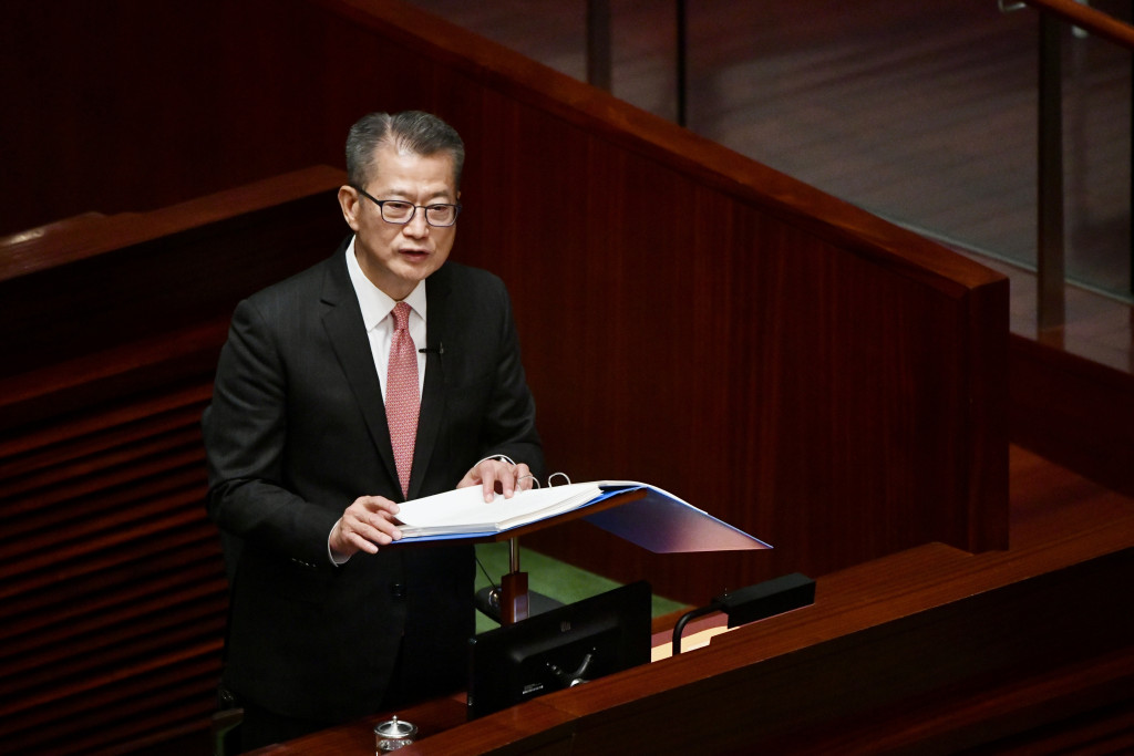 財政司司長陳茂波再在電台節目解說財政預算案。（資料圖片）