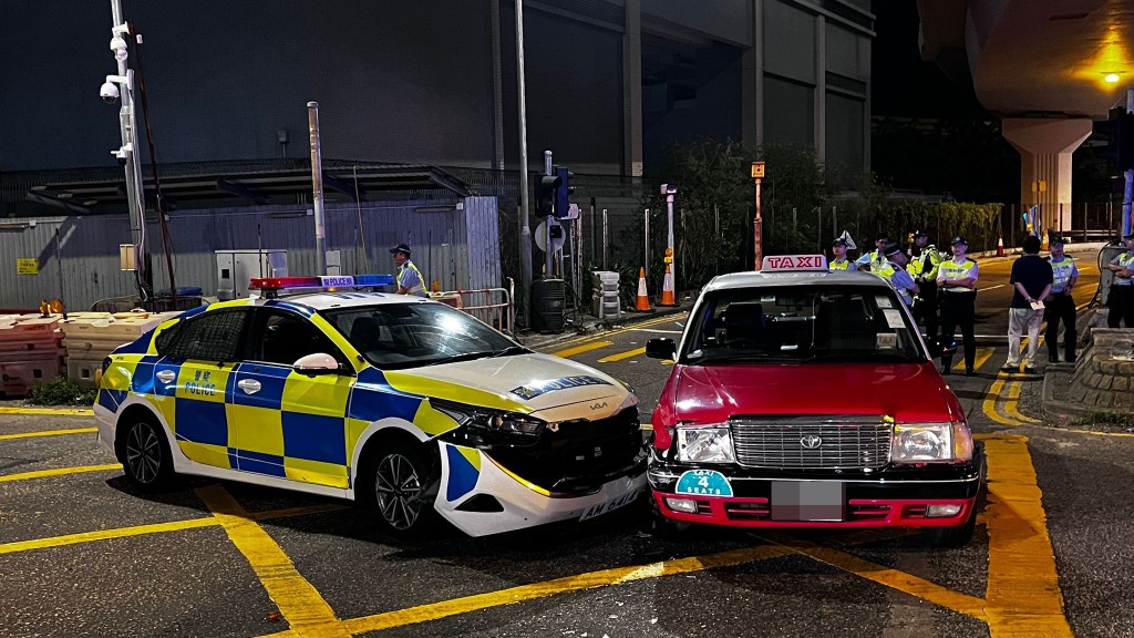 油麻地警車與的士十字路口相撞無人傷，警調查是否有人衝燈。黎志偉攝