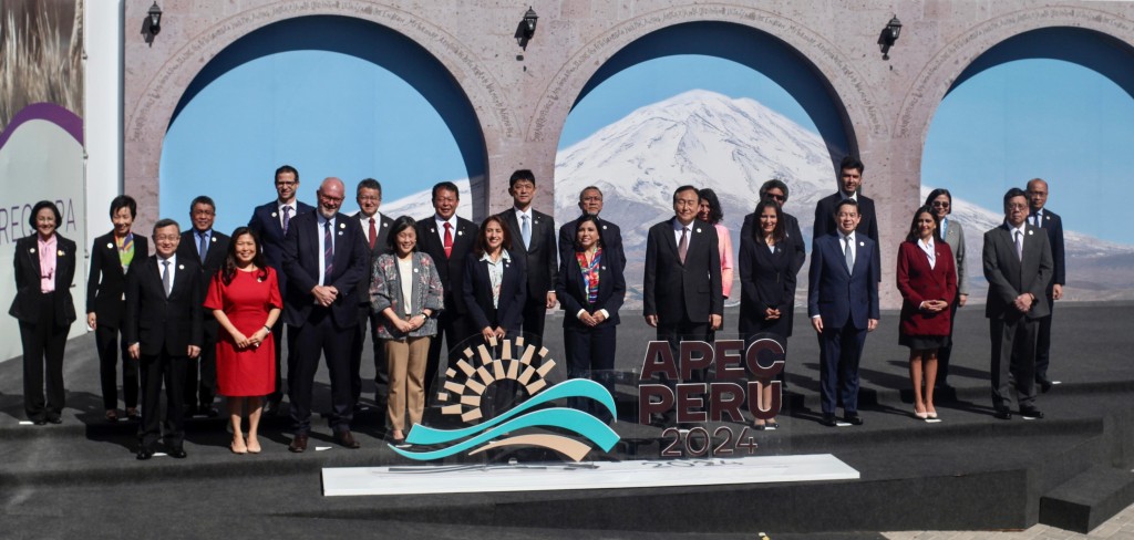 商务及经济发展局局长丘应桦5月18日（阿雷基帕时间）在秘鲁阿雷基帕出席亚太区经济合作组织贸易部长会议。图示丘应桦（前排右一）与其他与会部长合照。政府新闻处